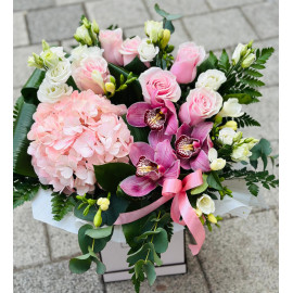 Aranjament hortensia roz si trandafiri AHOR31